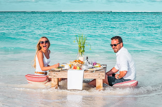 picnic-on-a-sandbank-Maldives-Honeymoon-by-olanka-Travels